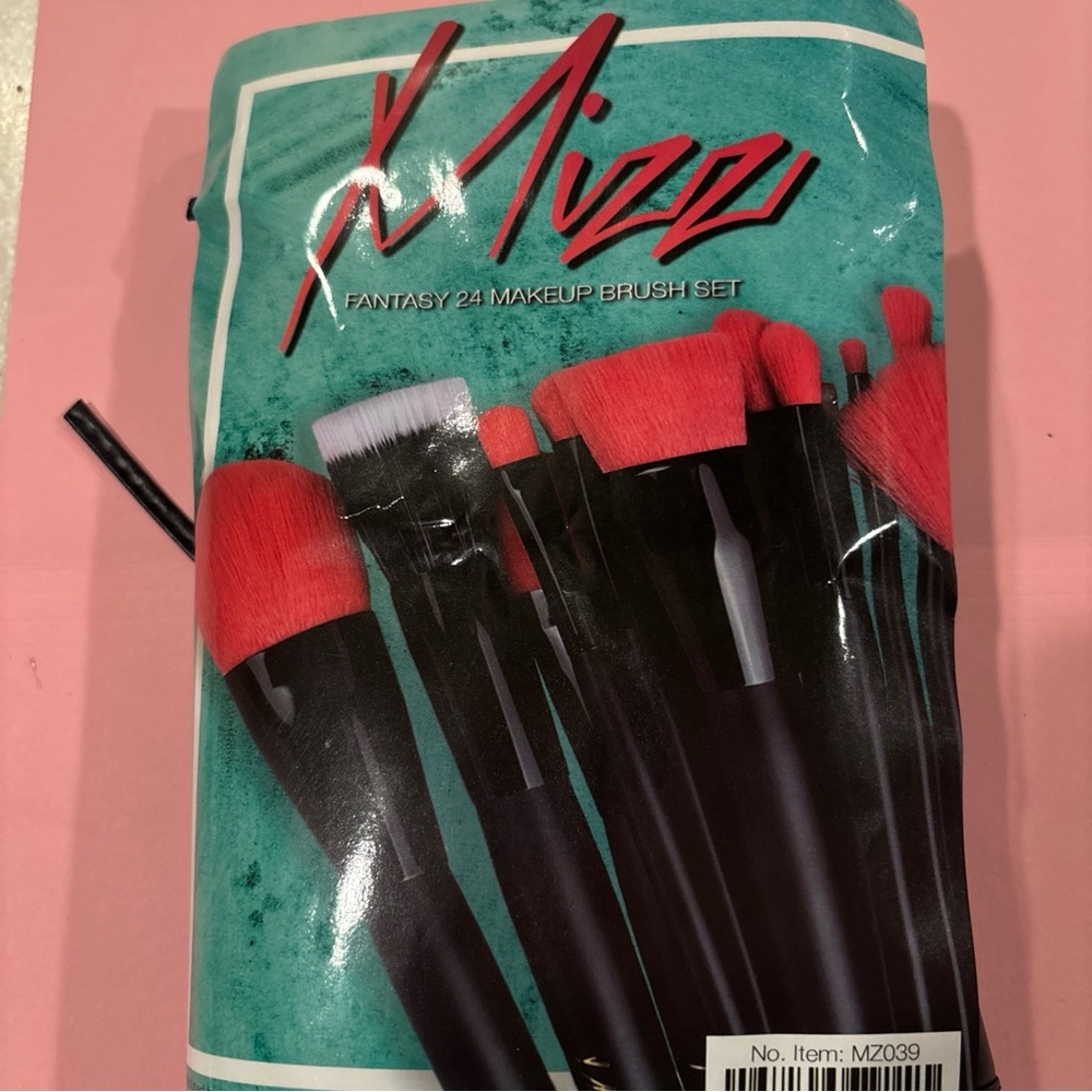 Mizz Fantasy 24-Piece Red Makeup Brush Set